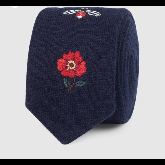 RARE !! Brand new Gucci bee tie make an offer NWT - Picture 4 of 5